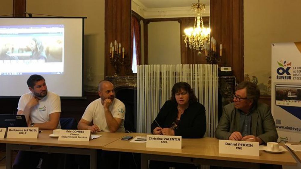 De la gauche vers la droite : Guillaume Mathieu, chef de projet à l’Idele et chargé de la conception et du suivi de la plateforme, Éric Combes, éleveur et comportementaliste équin en Corrèze (19), Christine Valentin, éleveuse et présidente de la chambre d’agriculture de la Lozère (48), Daniel Perrin, administrateur du Centre national interprofessionnel de l’économie laitière (Cniel). Étaient présents également : Benoît Rouillé, chef de projet à l’Idele et chargé de la conception et du suivi de l